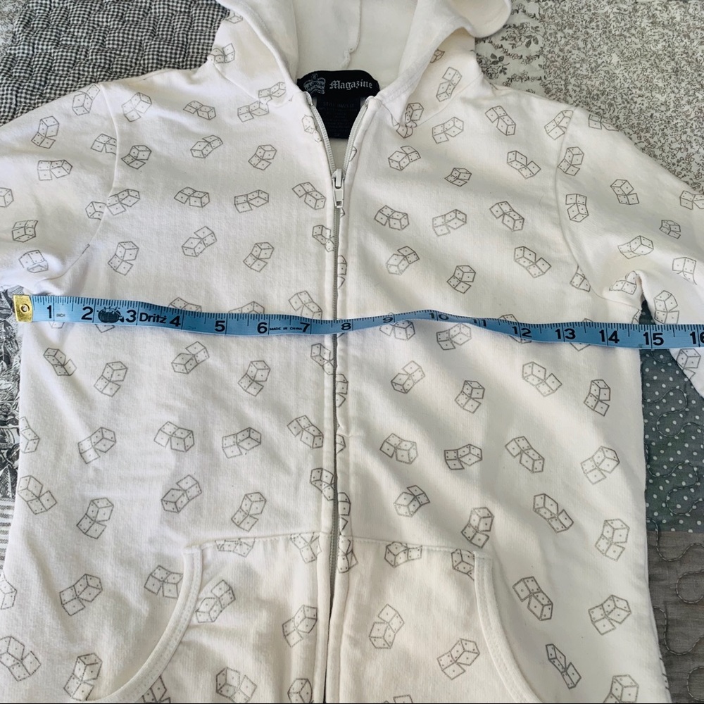 π² π Cute Used Sweater with Dice Patern - Picture 7 of 10